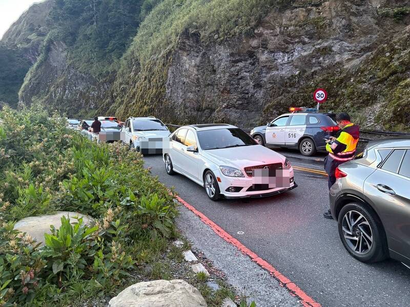 天氣熱爆上合歡山避暑 武嶺大清早違停警連開18罰單