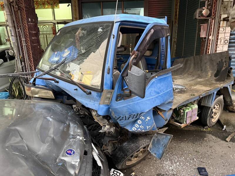屏東里港男喝茫自撞3車 酒測值0.94依公共危險罪送辦