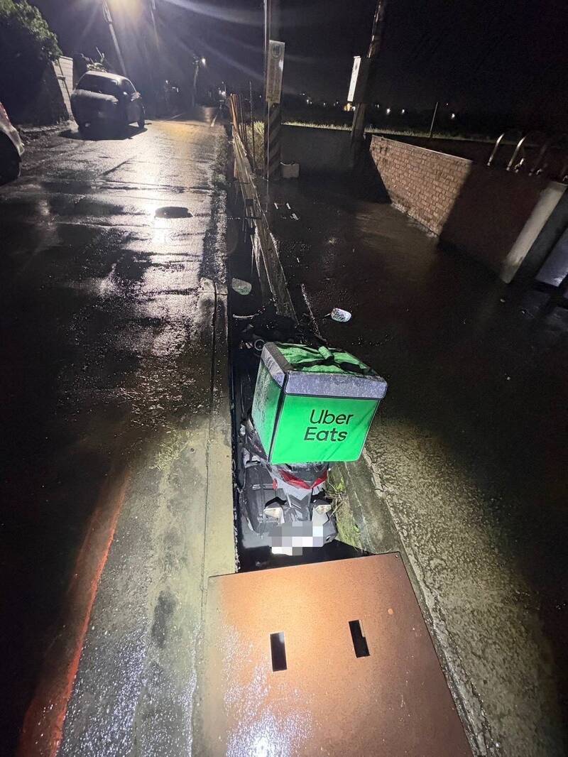 雨夜外送不慎騎進水溝 林園警民合拉140公斤重機車
