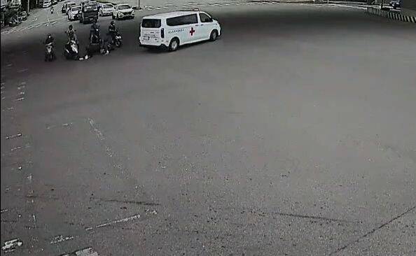 台中兩機車路口相撞 一查原來是為了禮讓救護車