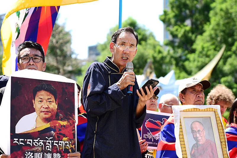 Tibet Religious Foundation of His Holiness the Dalai Lama Chairman Kelsang Gyaltsen speaks at a rally in Taipei yesterday.
Photo couretresy of the Human Rights Network for Tibet and Taiwan via CNA