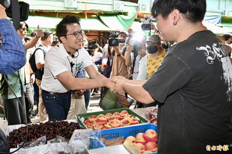 陳怡君、朱政騏妻陪沈伯洋掃市場「尷尬」? 里長:陪同理所當然