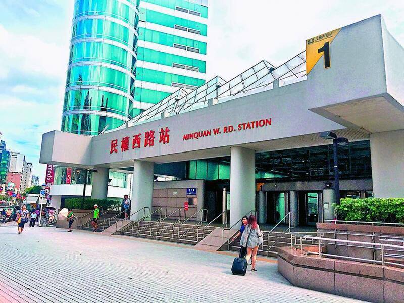 男子捷運車廂講電話失控大吼嚇壞乘客 被北捷拒載警方請出站