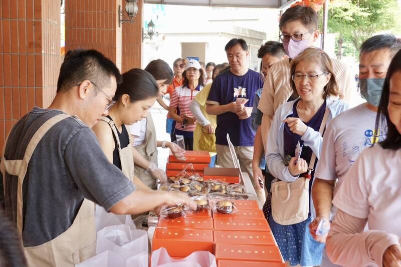 「蛋黃酥之亂」名店 中秋開賣前與台中萬和宮辦義賣