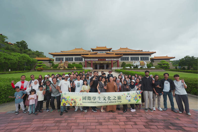 對國際學生而言，認識台灣就業環境，不只是在就業博覽會中閱讀職缺、遞出履歷，也可親自走進場域，國立雲林科技大學帶領65位國際師生到高雄佛光山佛陀紀念館交流。（圖由雲科大提供）