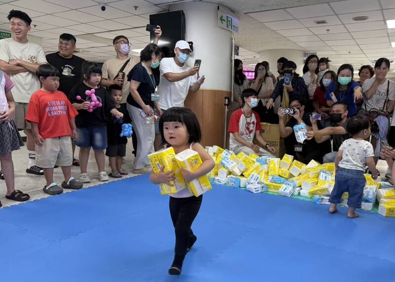 南投醫院辦寶寶搬搬樂 萌娃搬衛生紙嗨翻全場