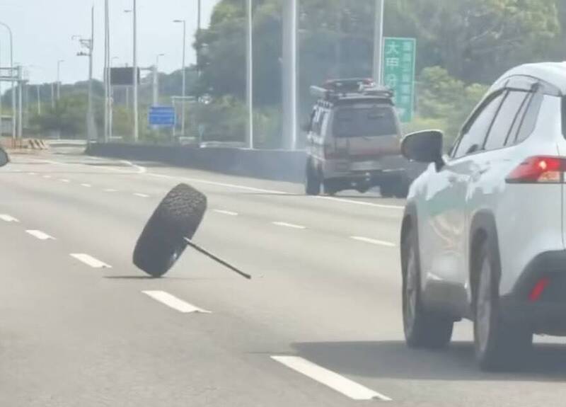 國3車道竟滾來一顆輪胎!駕駛嚇出冷汗 國道警將通知車主到案