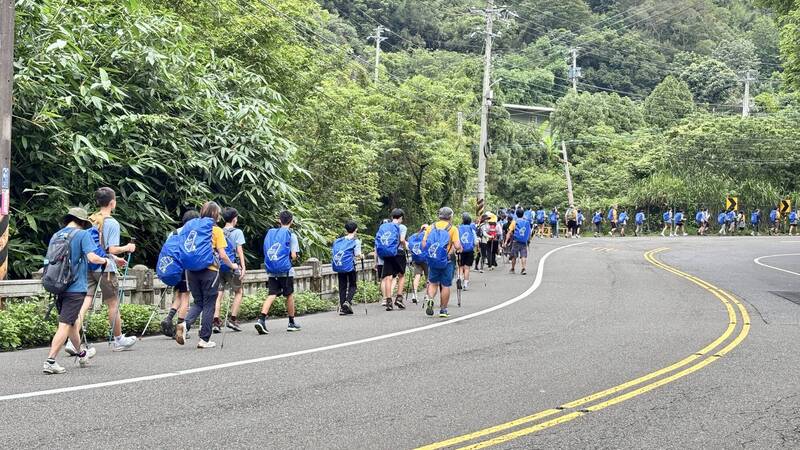 新竹市光武藍背包一行75人，今天起到8/18將第3度挑戰西班牙徒步朝聖學習，今年新增從法國庇里牛斯山為起點，再到西班牙，全長183公里。圖為行前徒步訓練。（圖由學校提供）