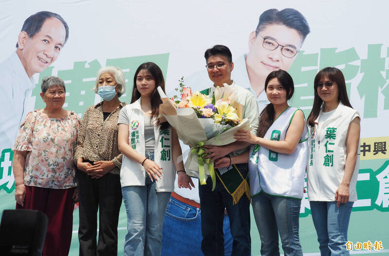 葉仁創（右3）的母親、岳母和女兒上台獻花表示全力支持。（記者陳鳳麗攝）