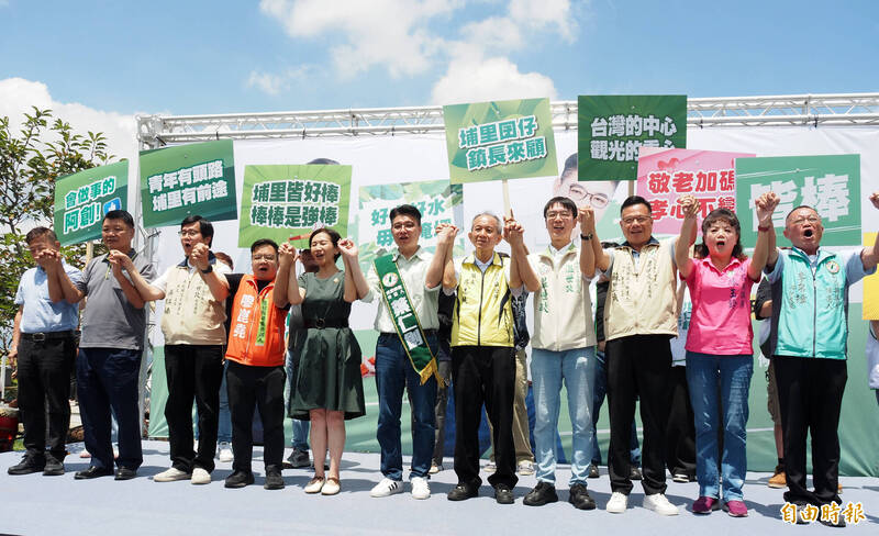 到場的民進黨的參選人一起上台呼口號，高喊凍蒜。（記者陳鳳麗攝）