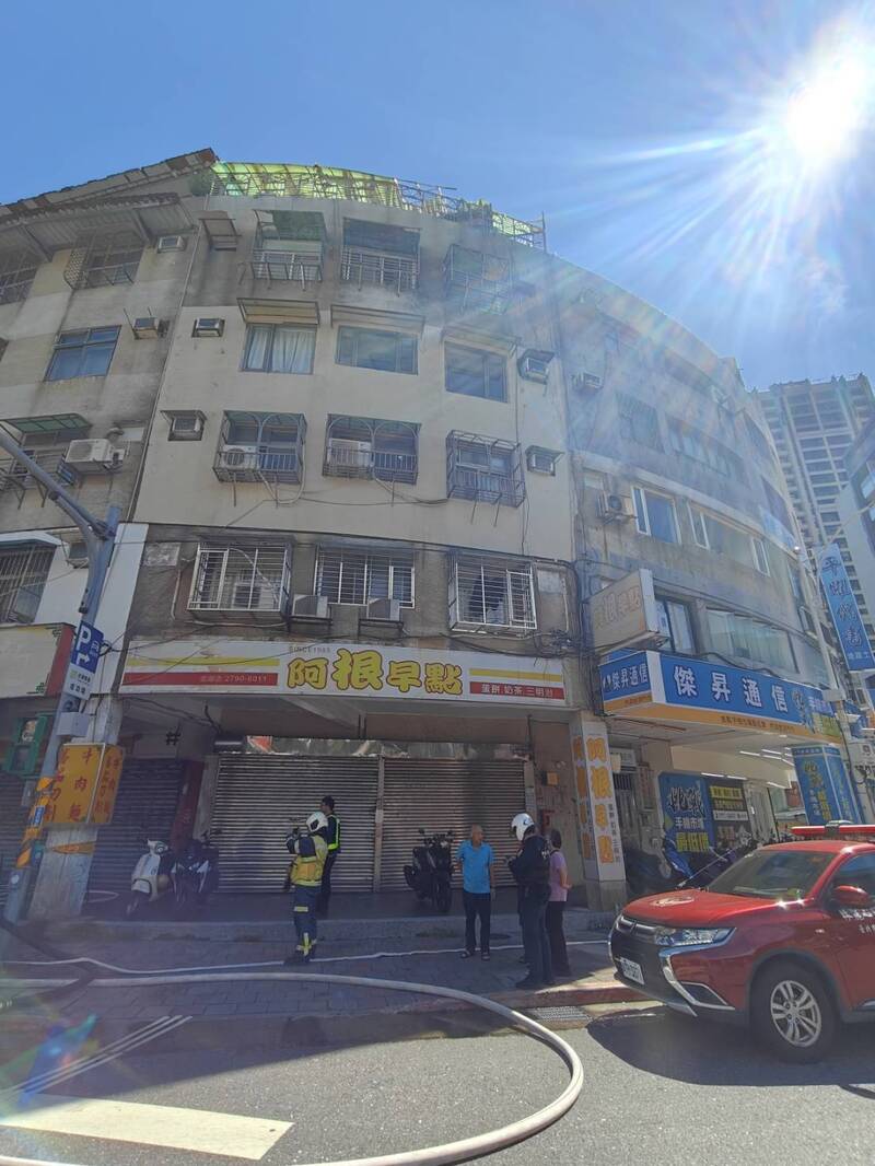 北市內湖公寓突竄火冒濃煙 警消10分鐘撲滅