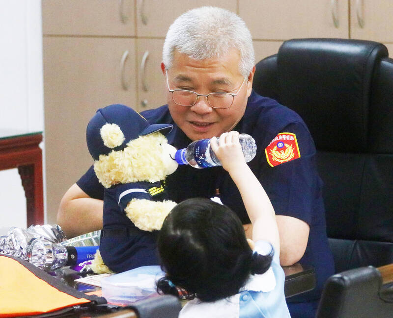 鐵漢局長化身可愛爺爺 方仰寧攜手「湘荷妹妹」宣導防空演習