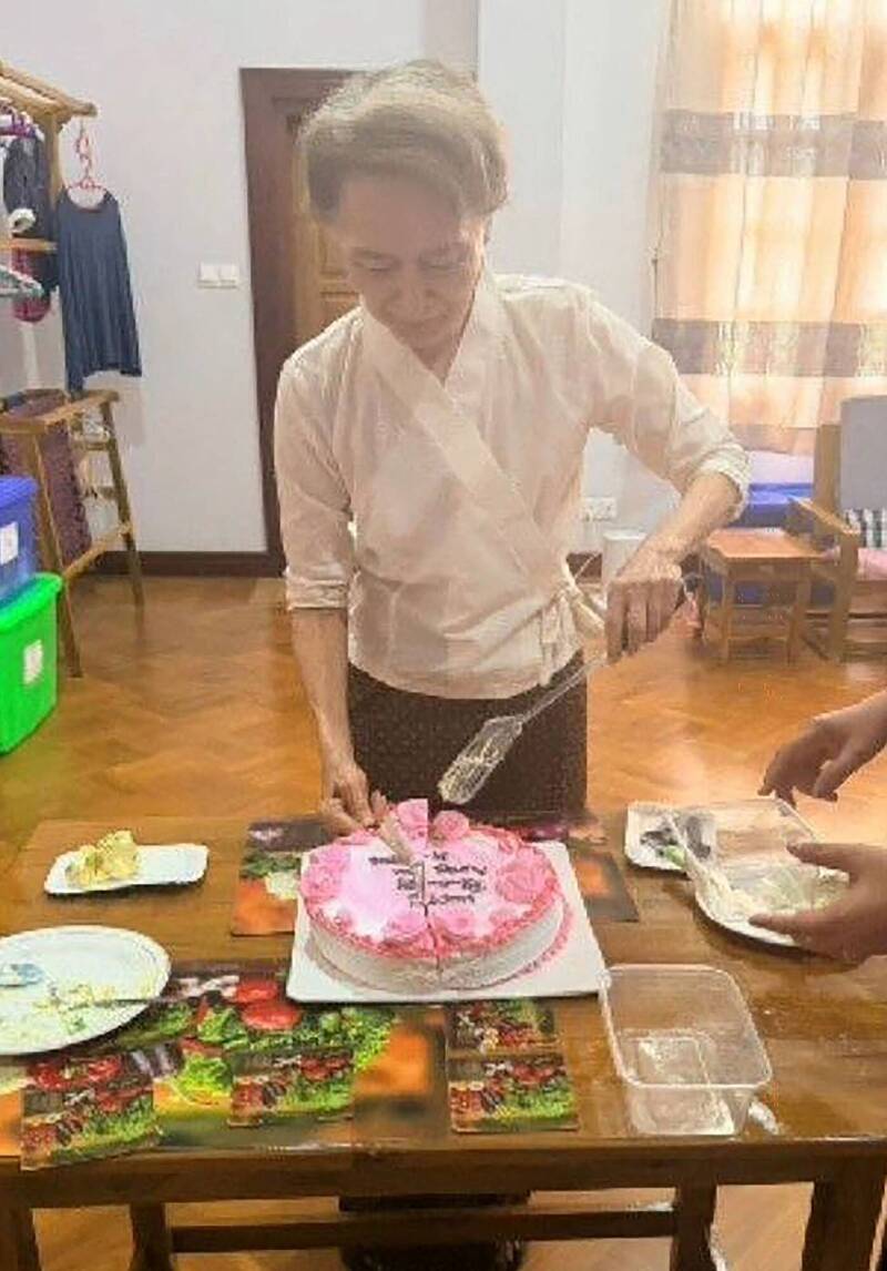 在緬甸政府發布的照片中可以看到，翁山蘇姬正在切生日蛋糕。（法新社）
