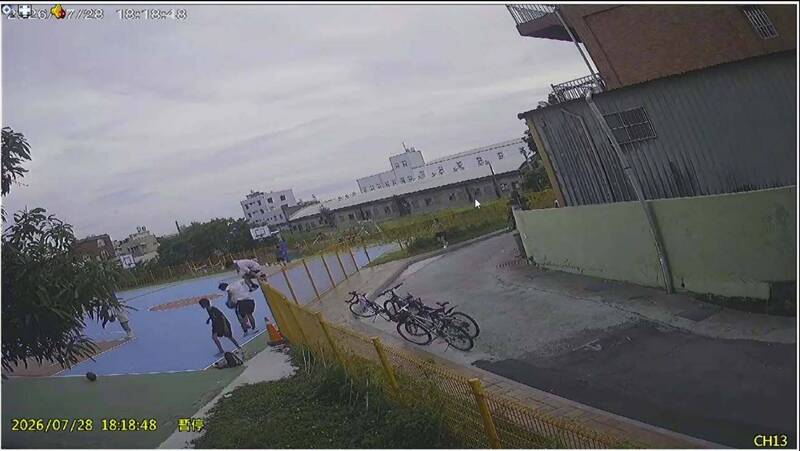 公布監視器畫面勸阻!彰化籃球場人氣旺 多人竟翻越鐵籬搶占位