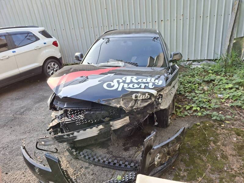 國1北向苗栗路段自小客撞護欄 車內2人棄車逃逸