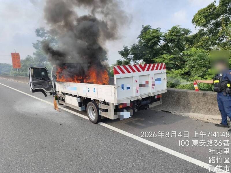 國道1號南向341.3公里高雄路竹路段，今天上午發生一起小貨車火燒車意外，所幸無人傷亡。（國道警提供）