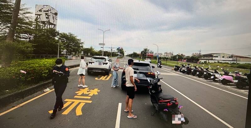 高雄大寮車禍影片曝光 網友熱議誰該負責