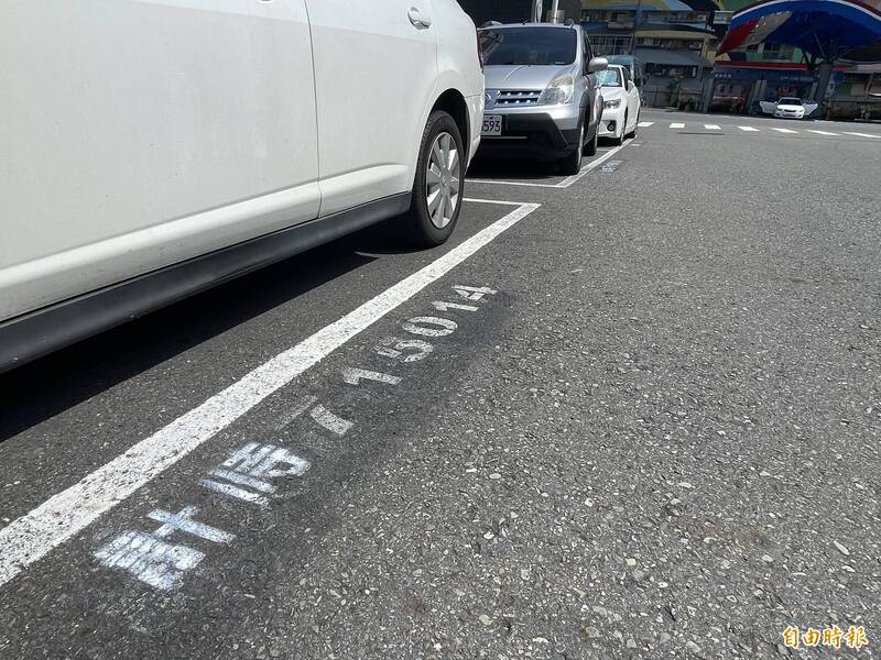 鳳山停車格計次變計時引爭議 交通局認了「落漆」