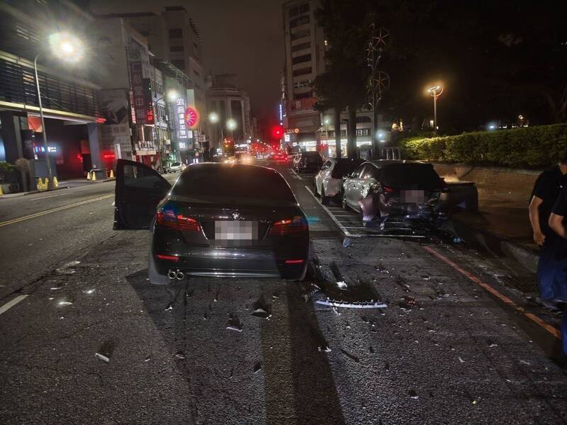 台中深夜街頭驚魂!BMW撞水泥柱再連掃4車 駕駛酒測0.46送辦