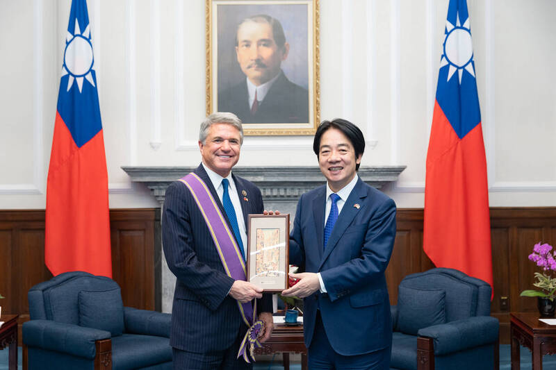 總統賴清德今頒授美國聯邦眾議院外交委員會榮譽主席麥考爾(Michael McCaul)「大綬景星勳章」。(總統府提供)