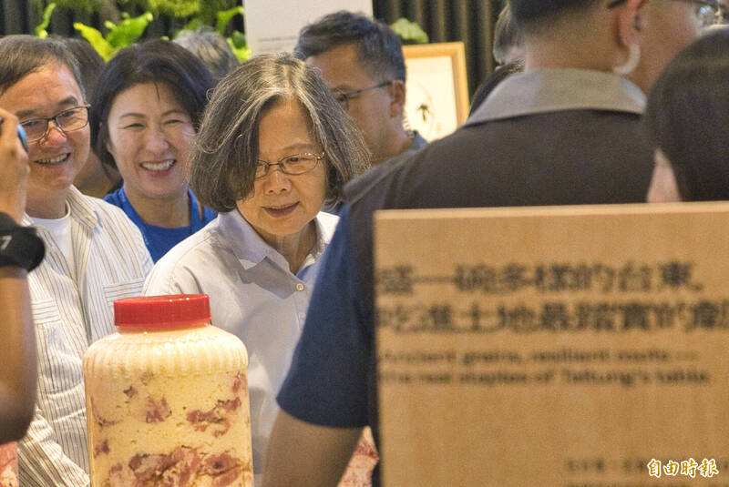 展館內也擺放了原民美食醃豬肉，但與屏東排灣版本大不同。（記者劉人瑋攝）