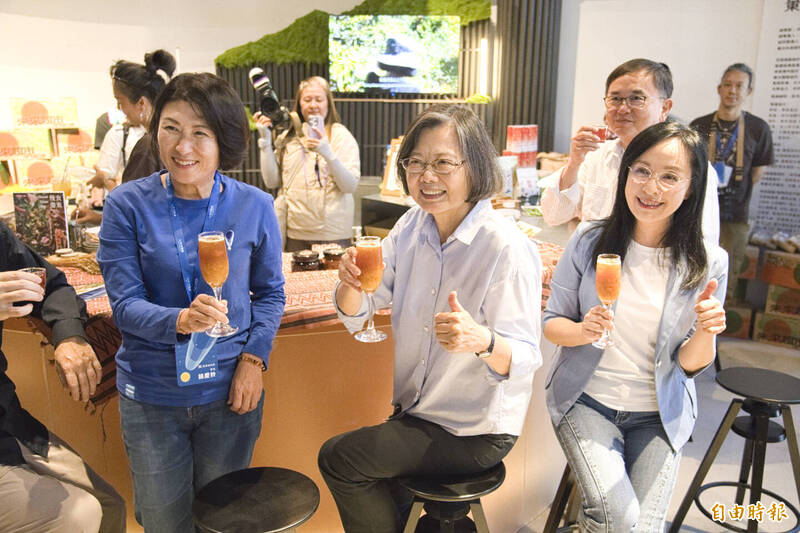 3人共飲特調。（記者劉人瑋攝）