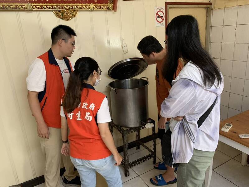 東山苦茶油購自嘉義市源發製油廠 衛生局稽查封存20公斤庫存