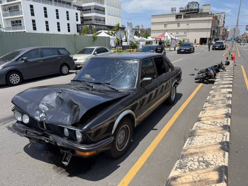 轎車車頭凹陷。（民眾提供）