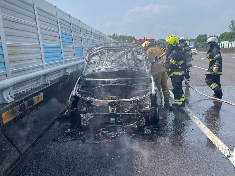國3草屯段不平靜!休旅車火燒車爆炸淪廢鐵 賓士追撞特斯拉
