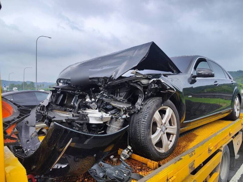國道3號南投草屯段，黑色賓士疑未保持安全車距，追撞前方特斯拉。（國道警方提供）