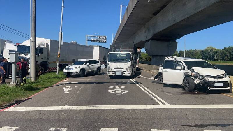 桃園楊新路連環車禍 聯結車駕駛稱看錯號誌