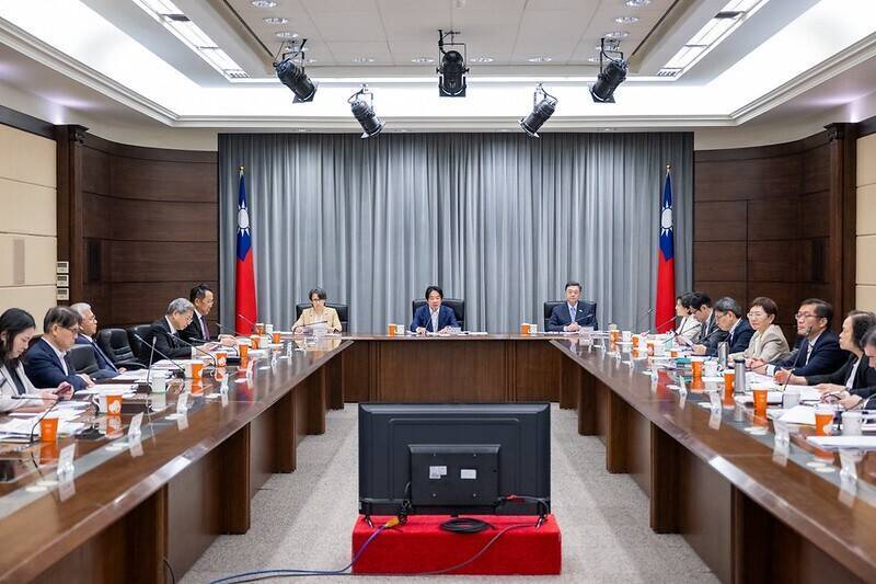 行政院長卓榮泰今日下午率行政團隊向總統報告116年度中央政府總預算籌編情形,財政部長莊翠雲及主計長陳淑姿分別就歲入籌編、融資財源及編列細節進行報告,包含副總統蕭美琴、總統府秘書長潘孟安、行政院副院長鄭麗君、國防部長顧立雄、經濟部長龔明鑫及中央銀行總裁楊金龍等人與會。(總統府提供)