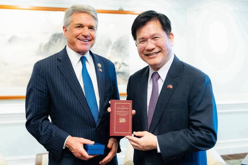 美國聯邦眾議院外交委員會榮譽主席麥考爾（右）贈送外交部長林佳龍（左）美國建國250週年紀念禮品。（外交部提供）