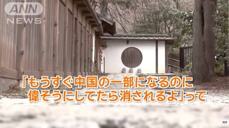 高台寺住持去年受訪透露，曾因勸阻違規的中國小粉紅，被對方以「你們都快會變成中國的一部分了，還敢這麼囂張，小心被消滅！」來恐嚇。（圖擷取自「ANNnewsCH」YouTube）