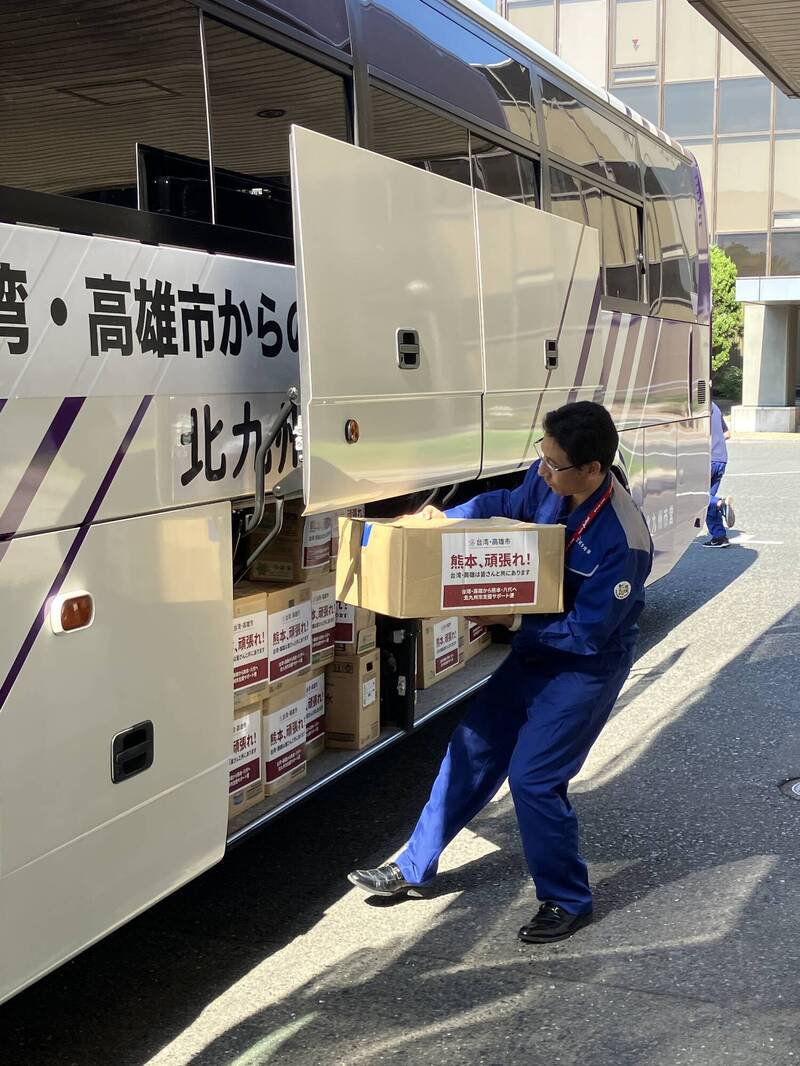 此批援助物資費用由高雄市負擔，北九州市協助採購及籌措物資，再以市營巴士載運至災區。（圖擷取自北九州市營巴士「X」帳號）
