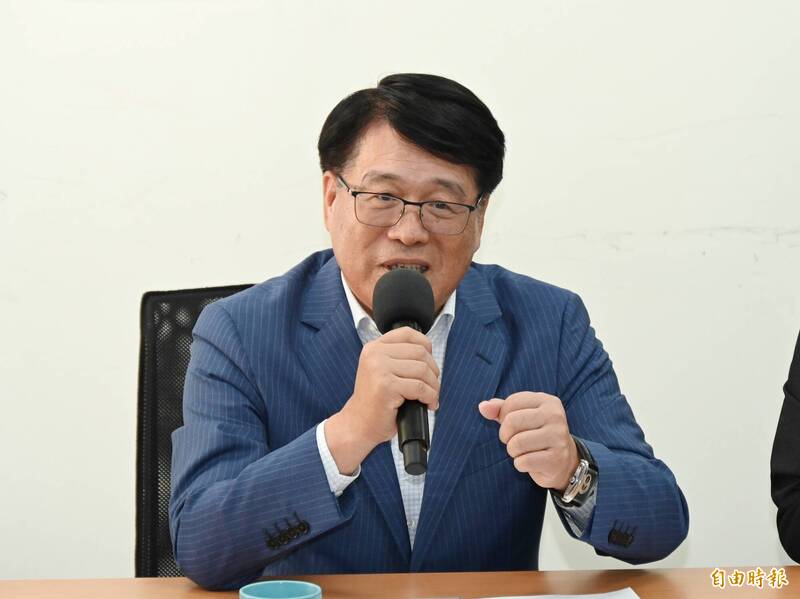 中選會主委游盈隆表示，希望公投法修法暫緩，並以器官移植為例，公投改為「一票多案」倉促立法所帶來的衝擊是無法想像的，也無法補救。此外，針對今年大選年預算，游喊話期盼各界斟酌，是否可讓中選會預算豁免於統刪名單上？（記者陳逸寬攝）
