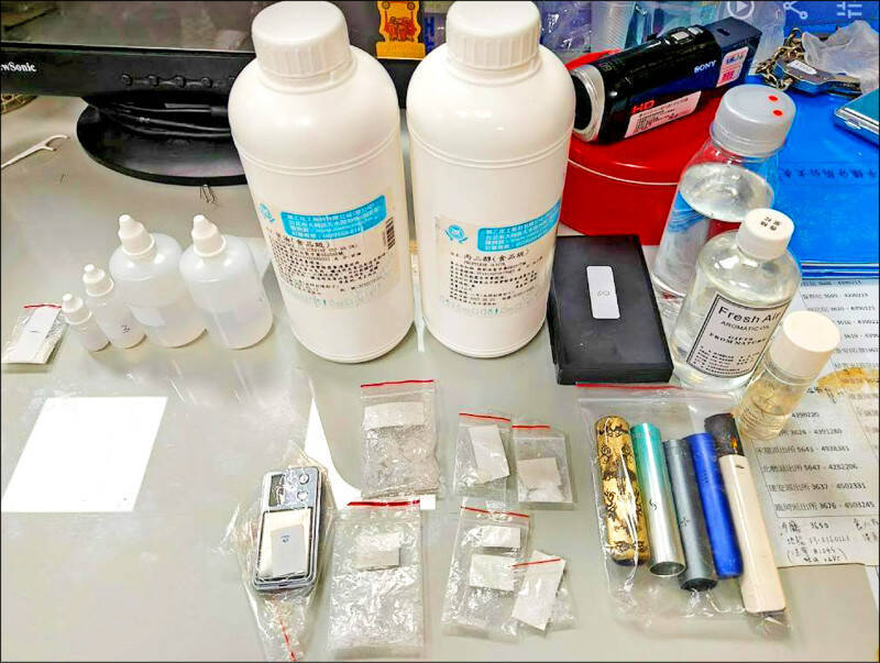 檢警破竹聯幫跨海販毒集團,起出依托咪酯原液、安非他命、海洛英等毒品。(記者陳建志翻攝)