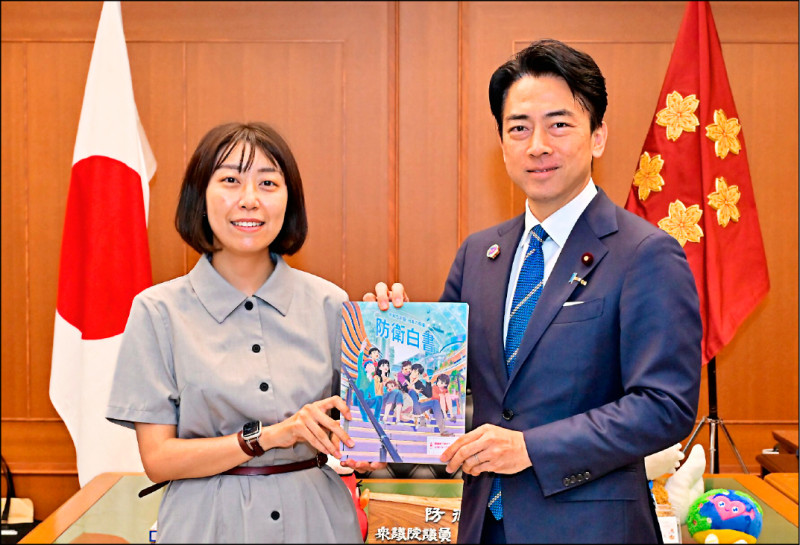 日本新版防衛白皮書今年邀請漫畫家刈谷仁美(左)設計漫畫封面。刈谷4日訪問防衛省,會晤防衛大臣小泉進次郎。?(取自防衛省官網)