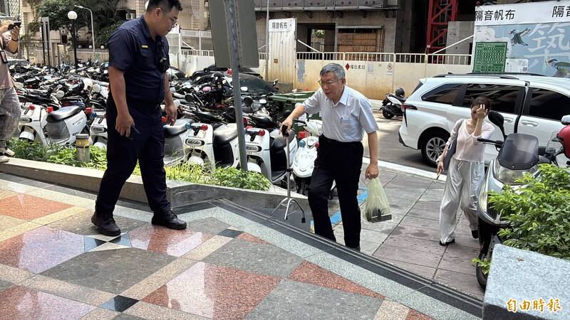 柯文哲現身派出所!電子腳鐶換手環 拄拐杖下車笑稱沒事