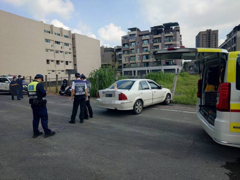 高雄男駕車滑行後陳屍車內 檢警將相驗查死因