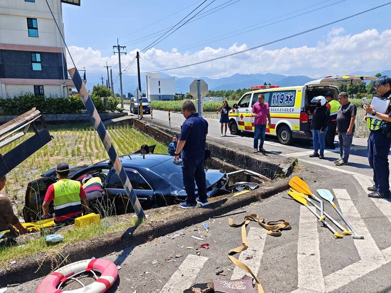 宜蘭三星驚見貨車、轎車相撞衝進農田 6人受傷送醫