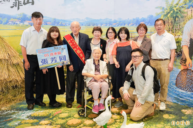 張芳同以報社檢字排版工作拉拔7兒女 為女兒千里尋醫獲選模範父親