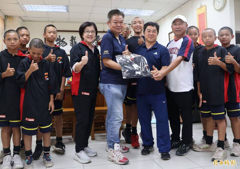 台中光復國中棒球隊征戰菊島盃 家長贈風衣鼓勵勇往直前