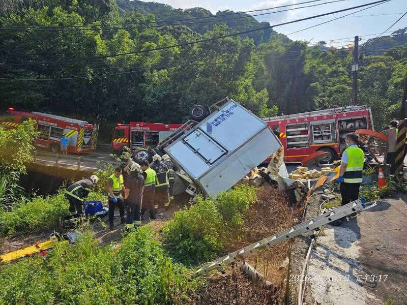 新北樹林山區小貨車下坡翻覆 39歲駕駛受困警消救援