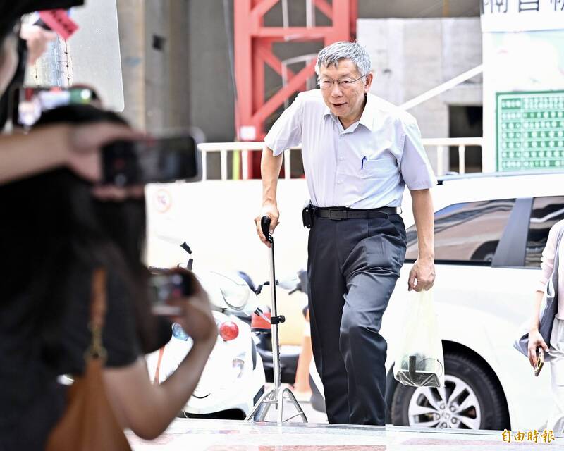 柯文哲現身派出所！電子腳環換手環 拄拐杖下車笑稱沒事