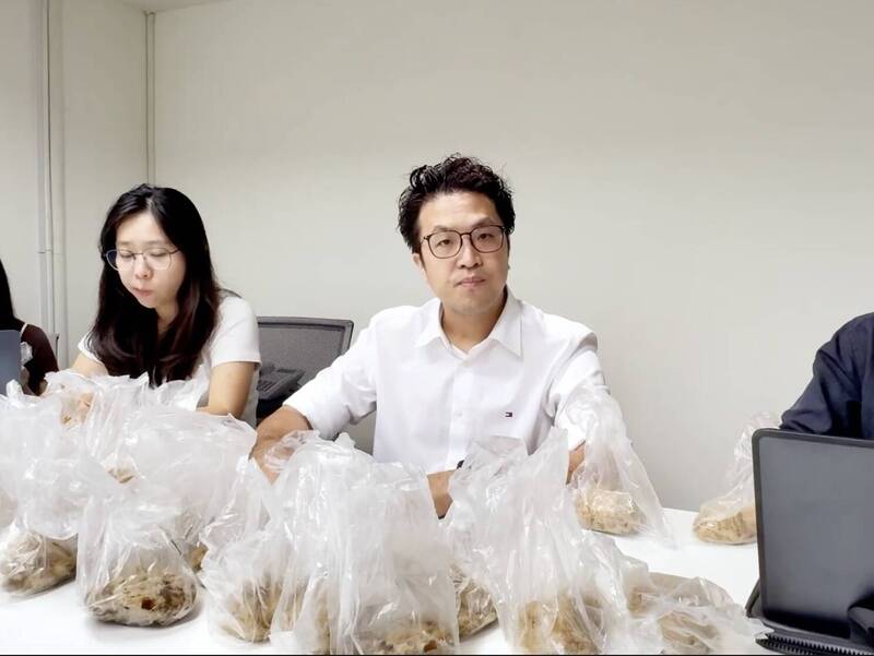 東發號蓋蔣萬安簽名被灌爆1星! 沈伯洋自掏腰包力挺