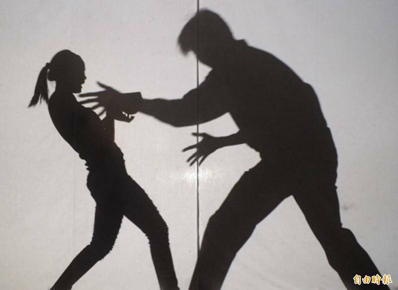 11歲女兒遭性侵!父怒「私刑教育」 誘20歲狼到家裡連轟2槍