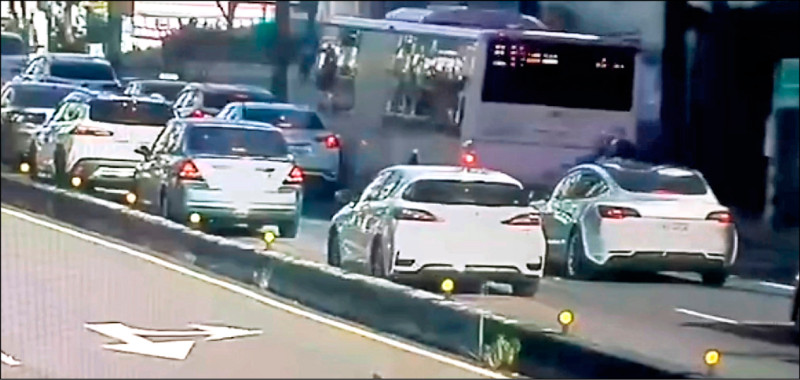 兩車擦撞 馬路中央爆發激烈爭執 北市公車、轎車駕駛 一篩都毒駕