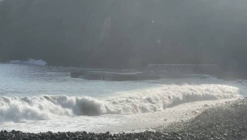 白海豚逼近!龜山島沿海掀2米大浪 今起預警性封島4天