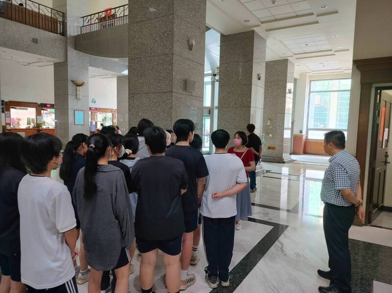 南寧高中師生「開箱」法庭 零距離體驗法治教育